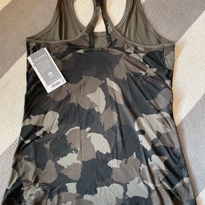 ATHLETA LIMITLESS KEYHOLE TANK - Size S - Camo